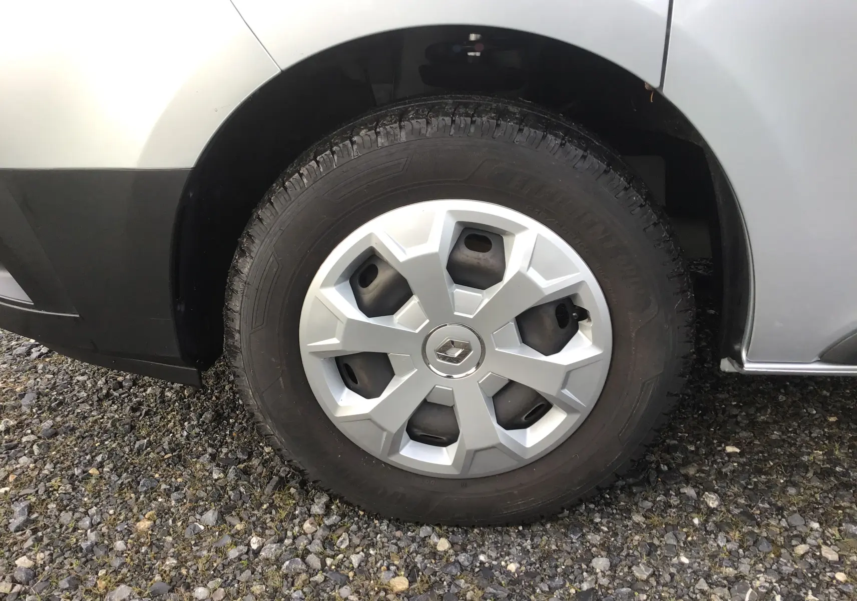 Gros plan sur la roue avant gauche gris clair métal du Renault Trafic Combi L2 2.0 DCI 150 Energy 2023.