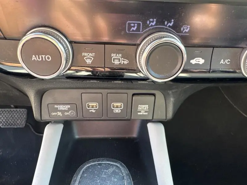 Vue rapprochée de la console centrale de la Honda Jazz 2021, montrant les commandes de climatisation et prises USB.