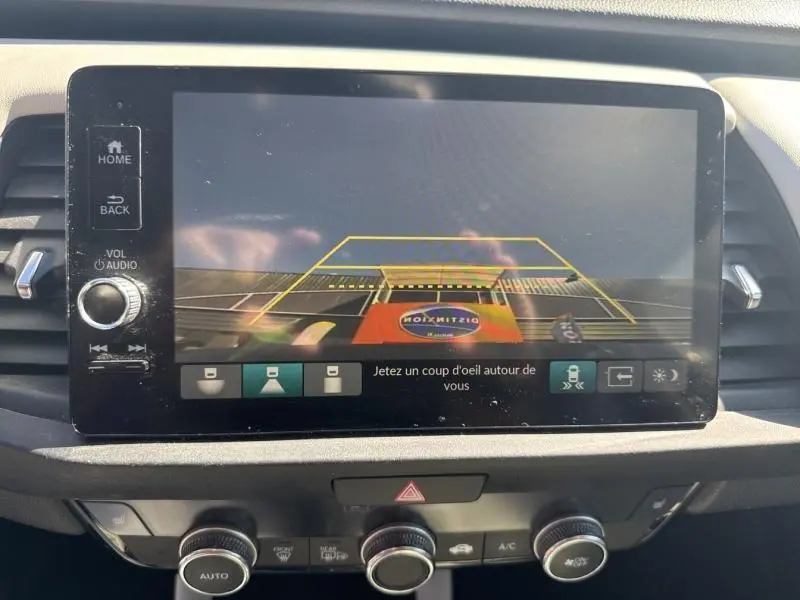 Écran tactile de la Honda Jazz 1.5 i-MMD 2021 montrant la caméra de recul avec guidage en surimpression.