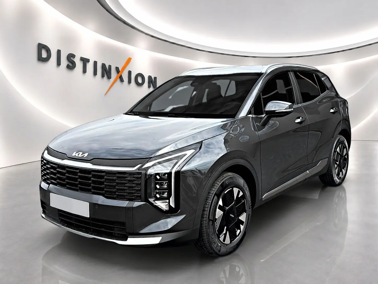 KIA SPORTAGE 1.6 hybride gris eclipse en 3/4 avant droit avec calandre noire et jantes alu distinctives.