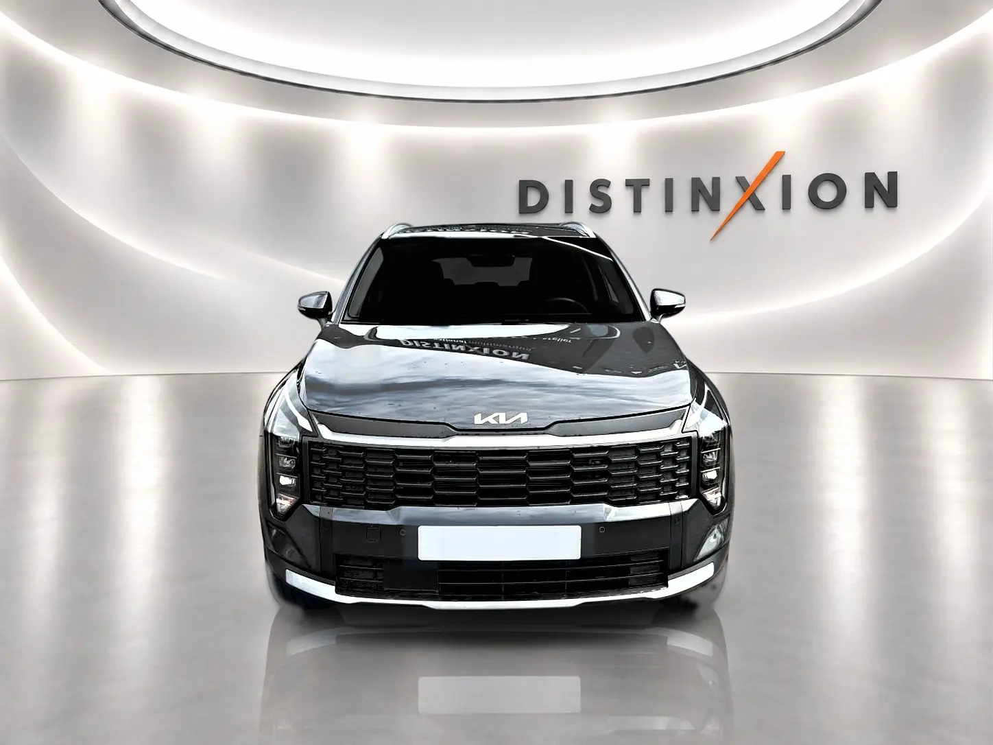 Vue avant d'un KIA Sportage 1.6 hybride gris eclipse avec calandre noire et logo KIA moderne sur fond blanc.