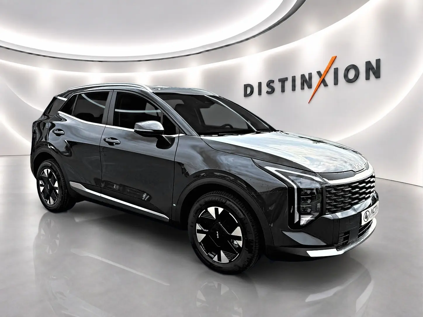 Vue 3/4 avant droit du KIA SPORTAGE gris eclipse avec calandre distinctive et jantes noires stylisées.