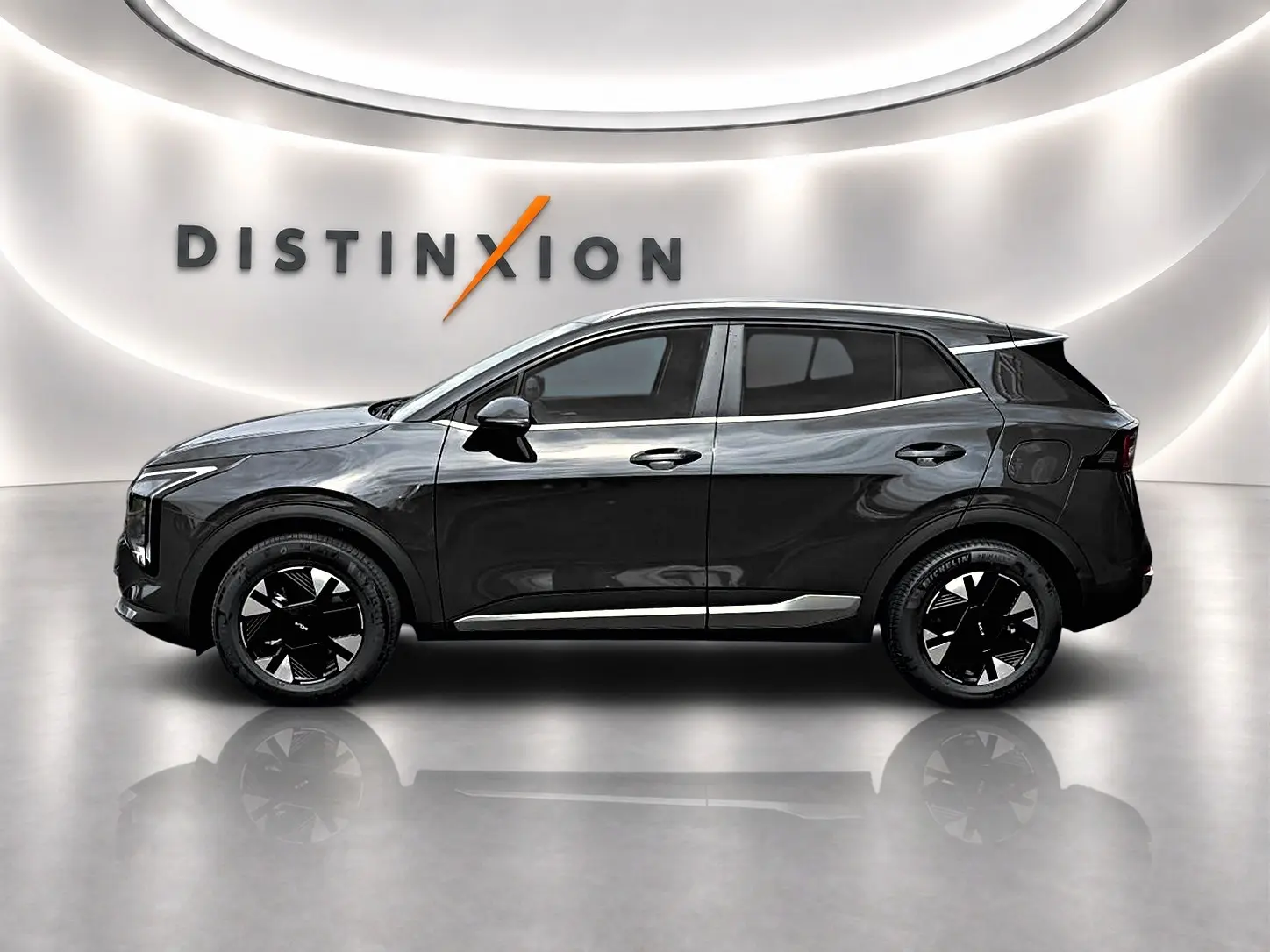 Vue de profil côté gauche du KIA SPORTAGE 1.6 hybride 239 gris eclipse avec jantes alu noires et détails chromés.