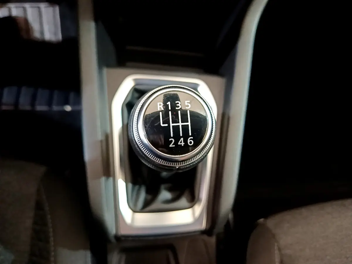 Le levier de vitesses manuel noir et argenté de la Renault Clio Business blanche, vue intérieure centrée.