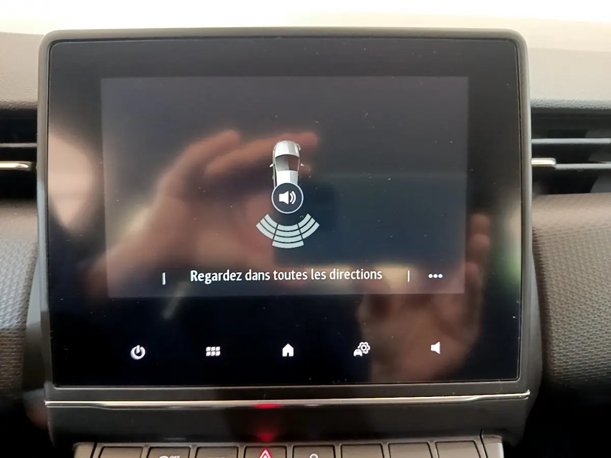 Écran tactile central de la Renault Clio Business blanc 2021 affichant l'alerte de capteurs de stationnement.