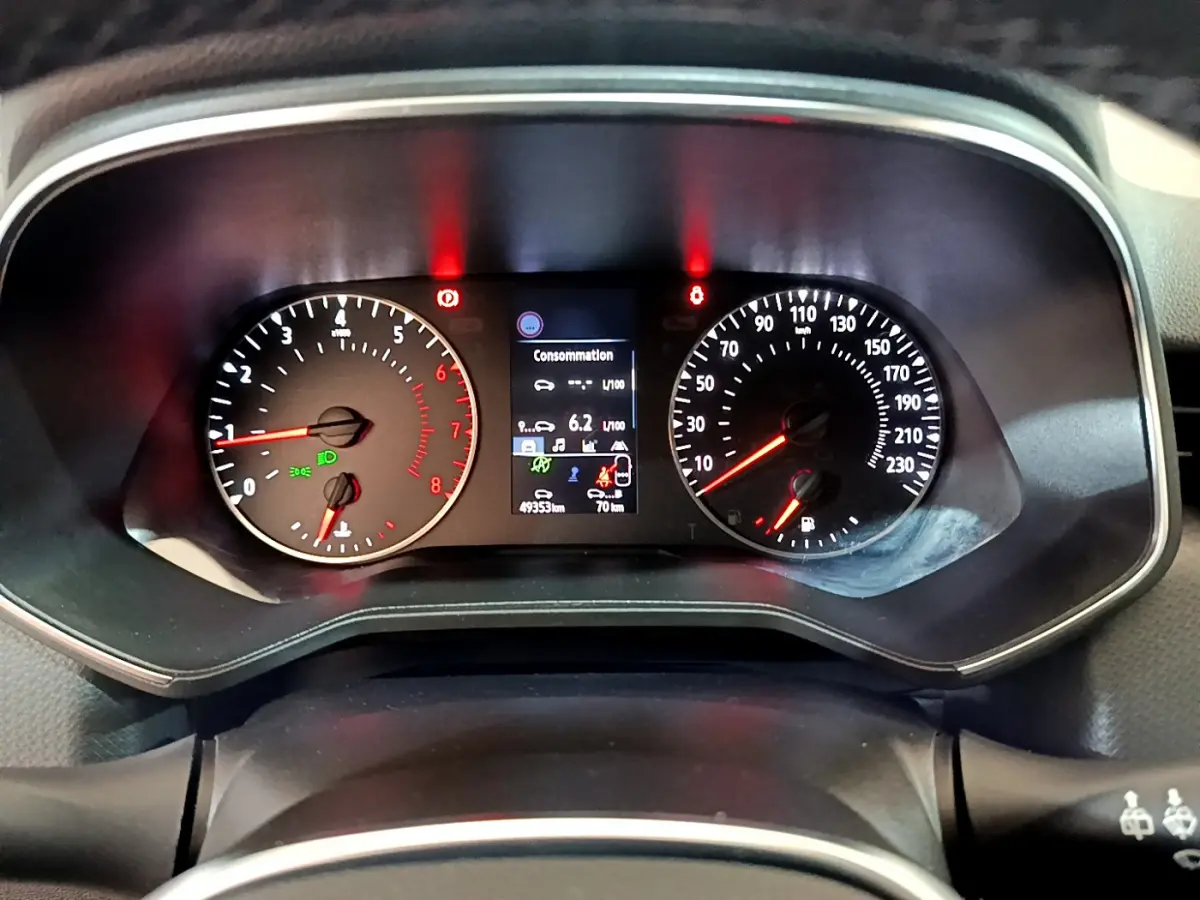 Vue rapprochée du tableau de bord de la Renault Clio Business blanche 2021, affichage digital et compte-tours visibles.