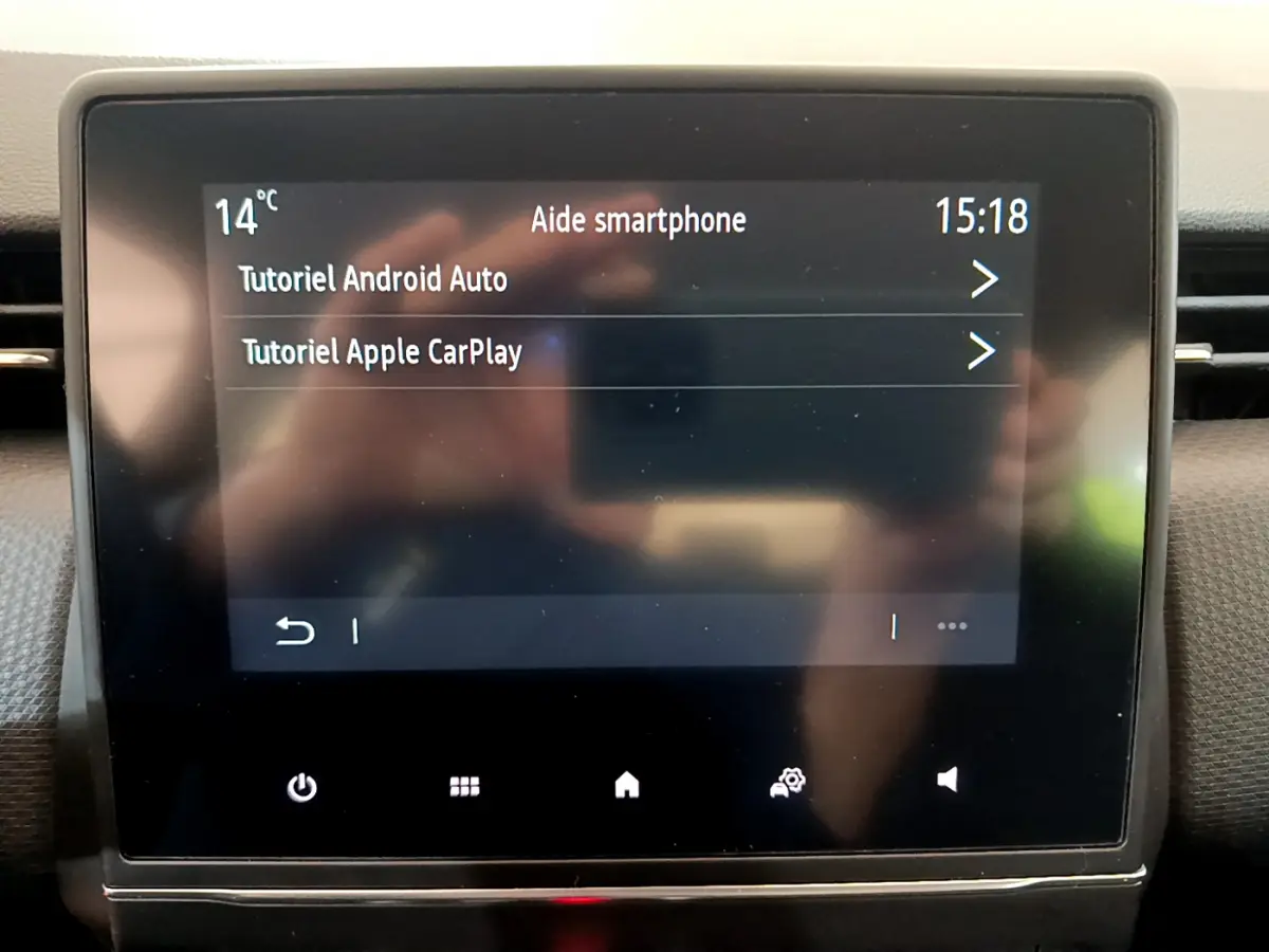 Écran tactile central de la Renault Clio Business blanc 2021 affichant les tutoriels Android Auto et Apple CarPlay.