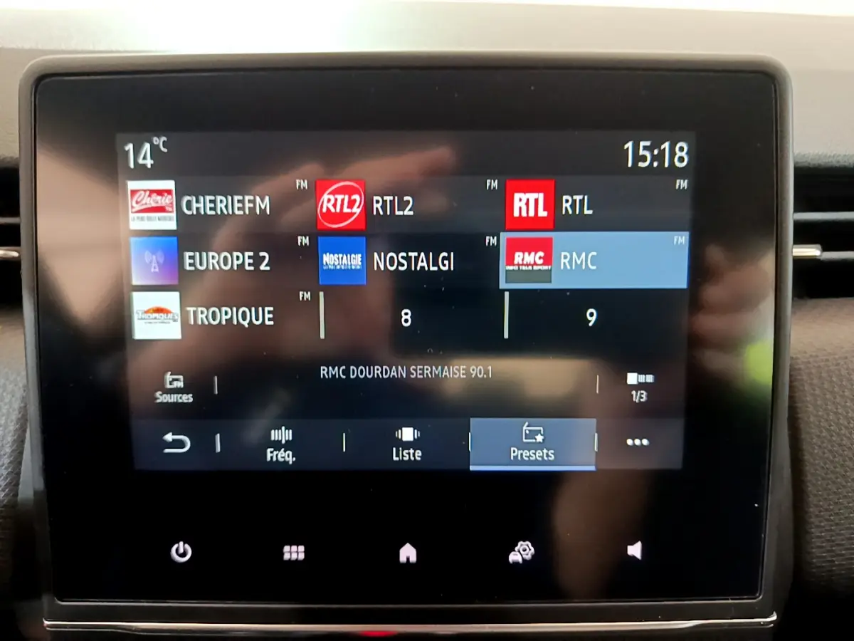 Écran tactile central de la Renault Clio Business blanc 2021 affichant les stations radio FM en interface multimédia.