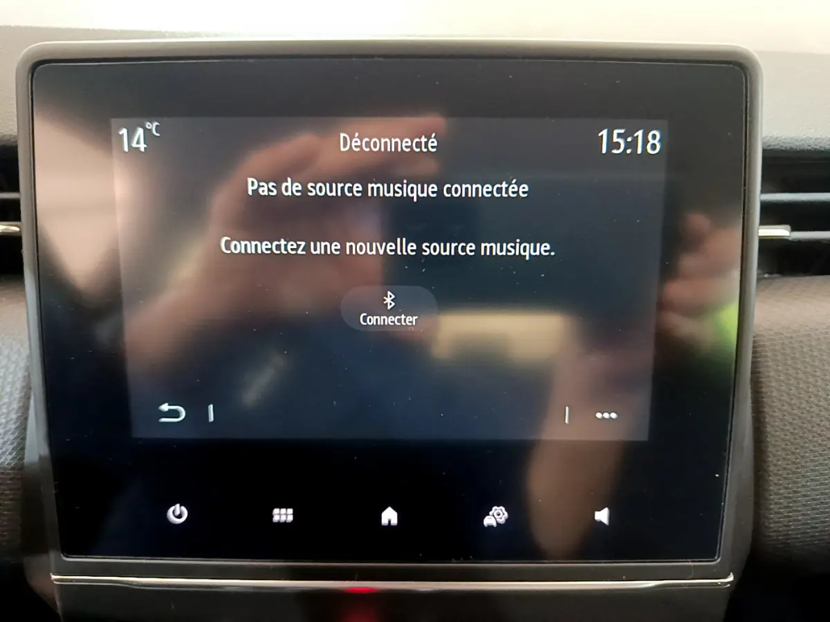 Écran tactile central de la Renault Clio Business blanche 2021 affichant un message de connexion Bluetooth pour musique