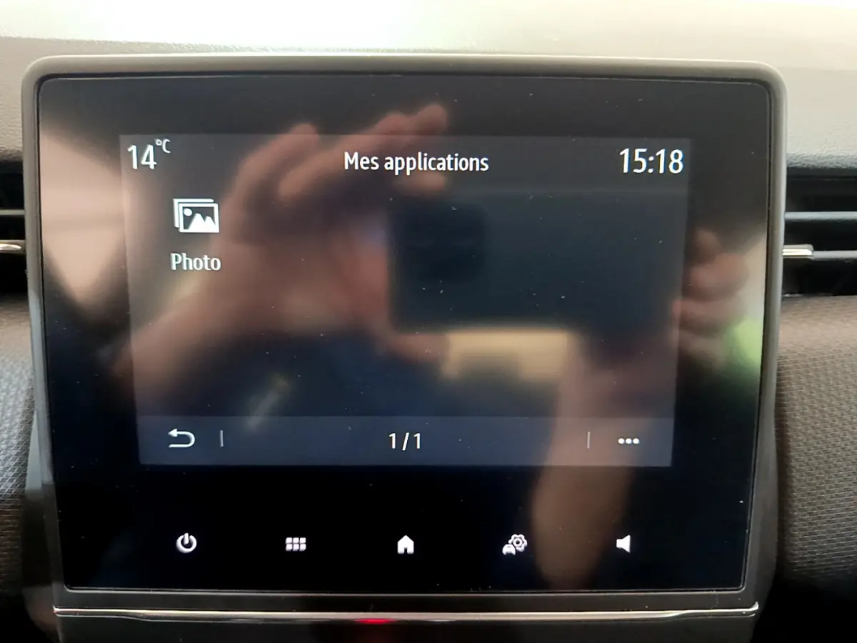 Écran tactile central de la Renault Clio Business blanc, affichant l'interface "Mes applications" avec l'icône Photo.