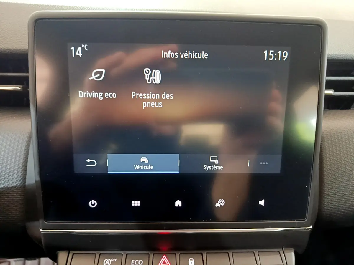 Écran tactile central de la Renault Clio Business blanc 2021 affichant les infos véhicule à 15h19.