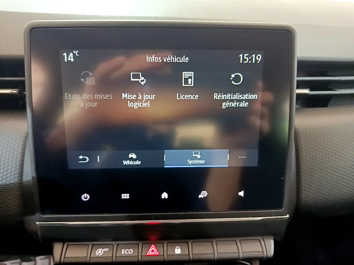 Écran tactile central de la Renault Clio Business blanc 2021 affichant le menu de mise à jour logiciel.