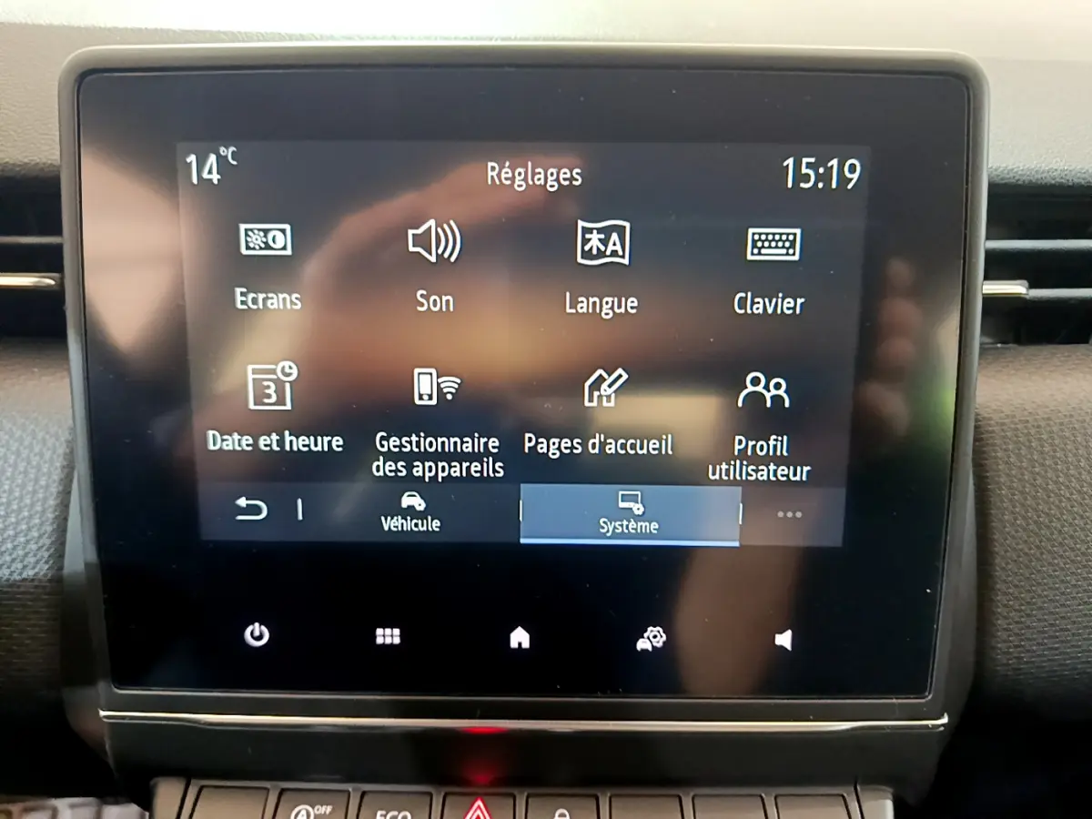 Écran tactile central de la Renault Clio Business blanc 2021 affichant le menu Réglages avec icônes claires.