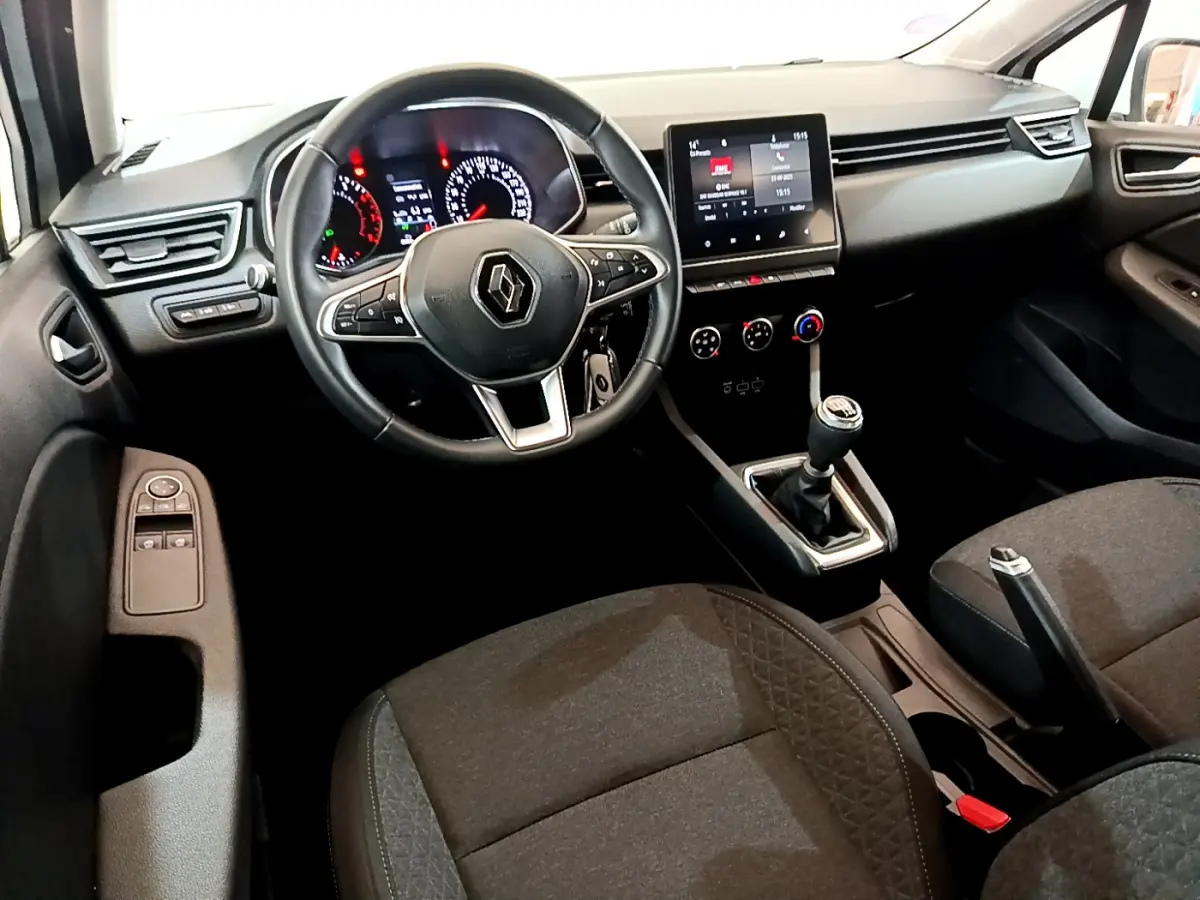Vue intérieure avant droite de la Renault Clio Business 2021 avec tableau de bord noir et écran tactile central.