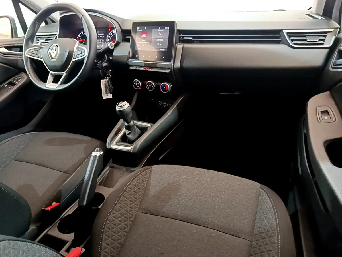 Intérieur de Renault Clio Business 2021 vu côté conducteur, tableau de bord noir avec écran tactile et volant multifonctions.