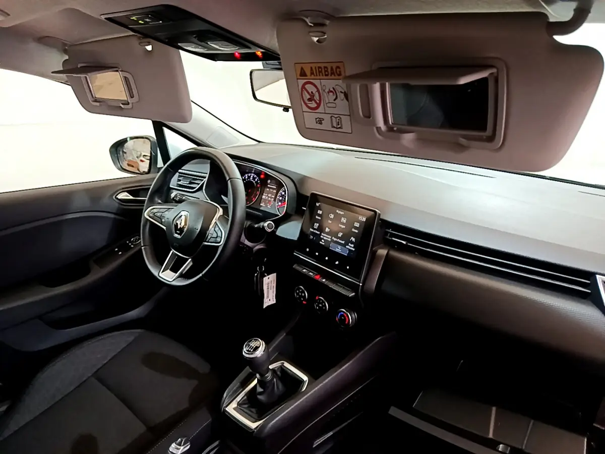 Intérieur Renault Clio Business 2021 vu côté conducteur, volant cuir, écran tactile central et boîte manuelle noire.