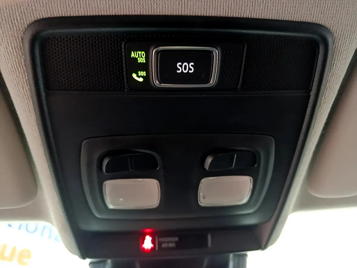 Gros plan sur le plafonnier intérieur avec bouton SOS illuminé de la Renault Clio Business blanche de 2021.