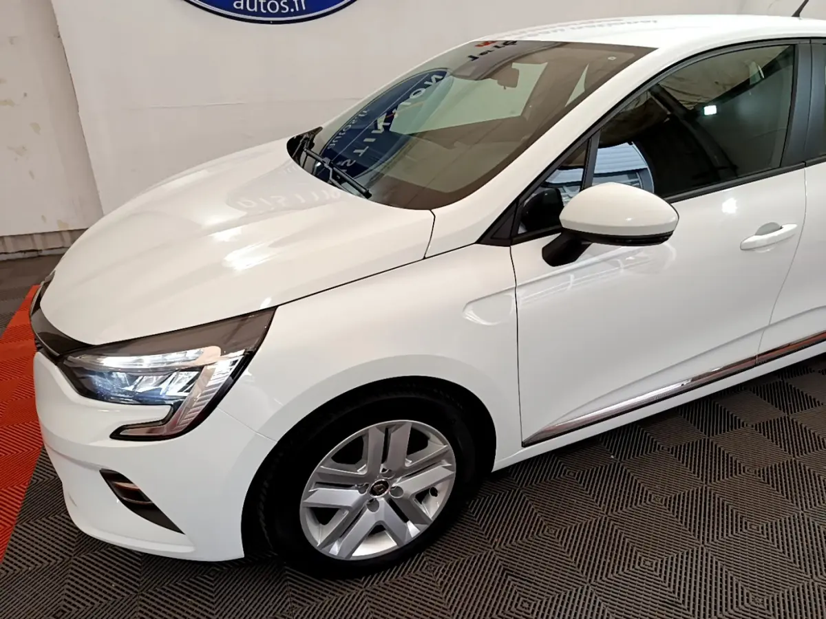 Renault Clio Business blanc vue 3/4 avant droit, avec phares LED et jantes alliage visibles
