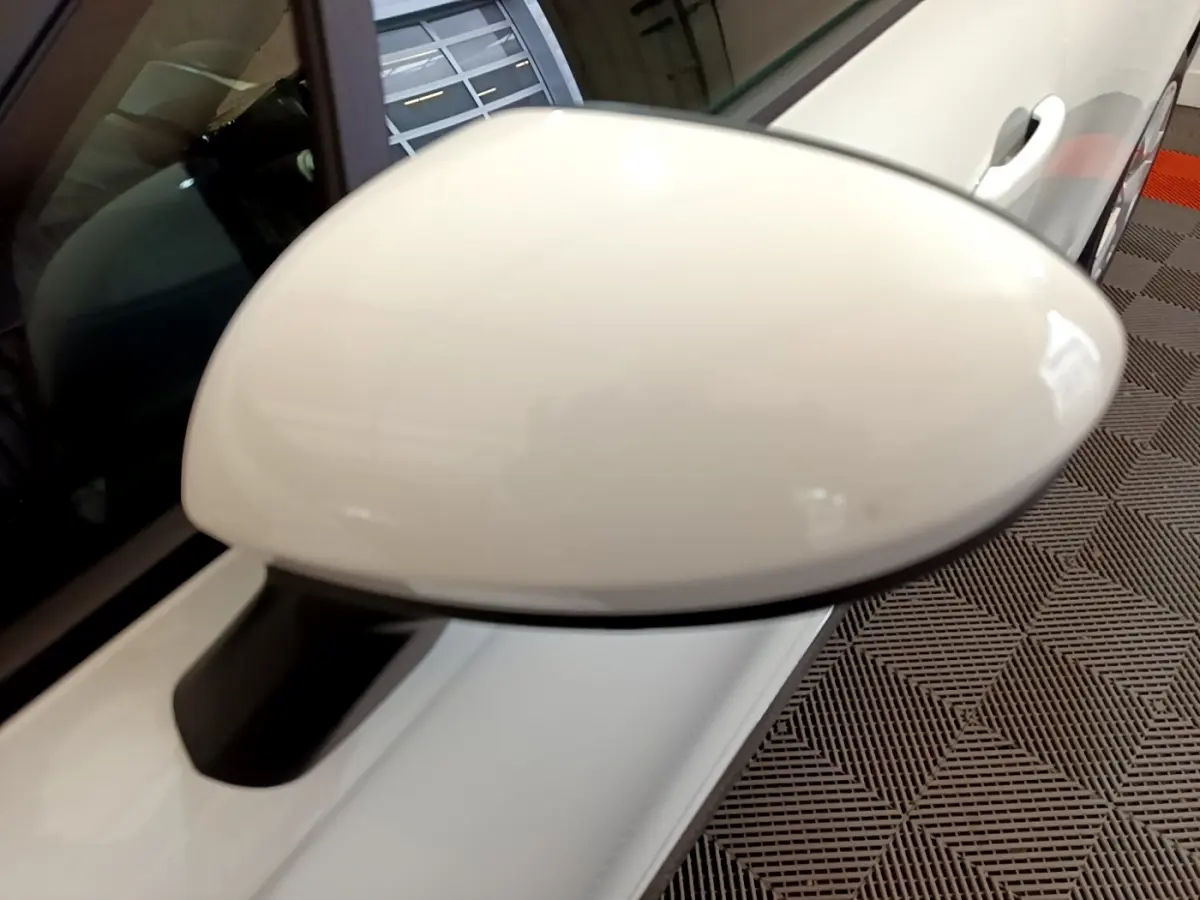 Rétroviseur droit blanc en gros plan sur Renault Clio Business SCe 65 2021, vue latérale extérieure.