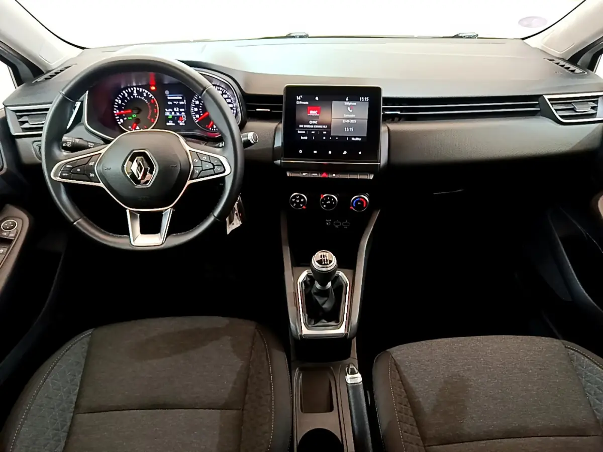 Intérieur de Renault Clio Business 2021 vu de face, volant cuir, écran tactile central et boîte manuelle noire.