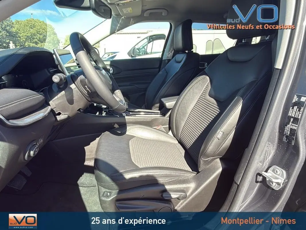 Intérieur avant du Jeep Compass gris 2023, vue côté conducteur montrant sièges cuir et tableau de bord moderne.