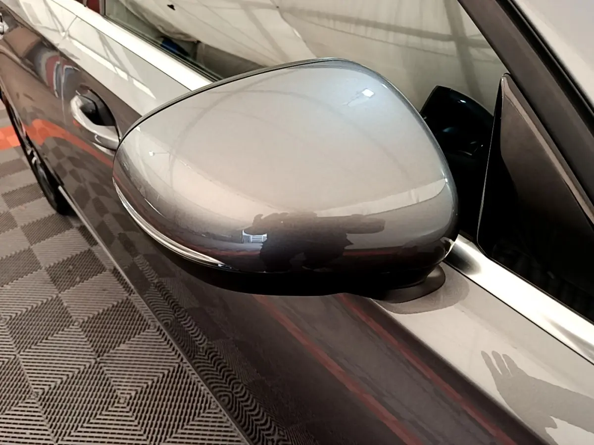 Rétroviseur côté gauche gris métallisé d'une Mercedes Classe A 250 e Business Line 2020, vue rapprochée en intérieur.