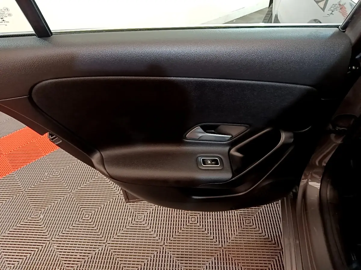 Vue intérieure du panneau de porte arrière droite noire de la Mercedes Classe A 250 e Business Line 2020.