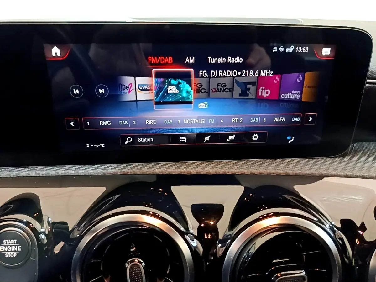 Vue rapprochée du tableau de bord de la Mercedes Classe A 250 e Business Line 2020, écran tactile et aérateurs ronds noirs brillants.