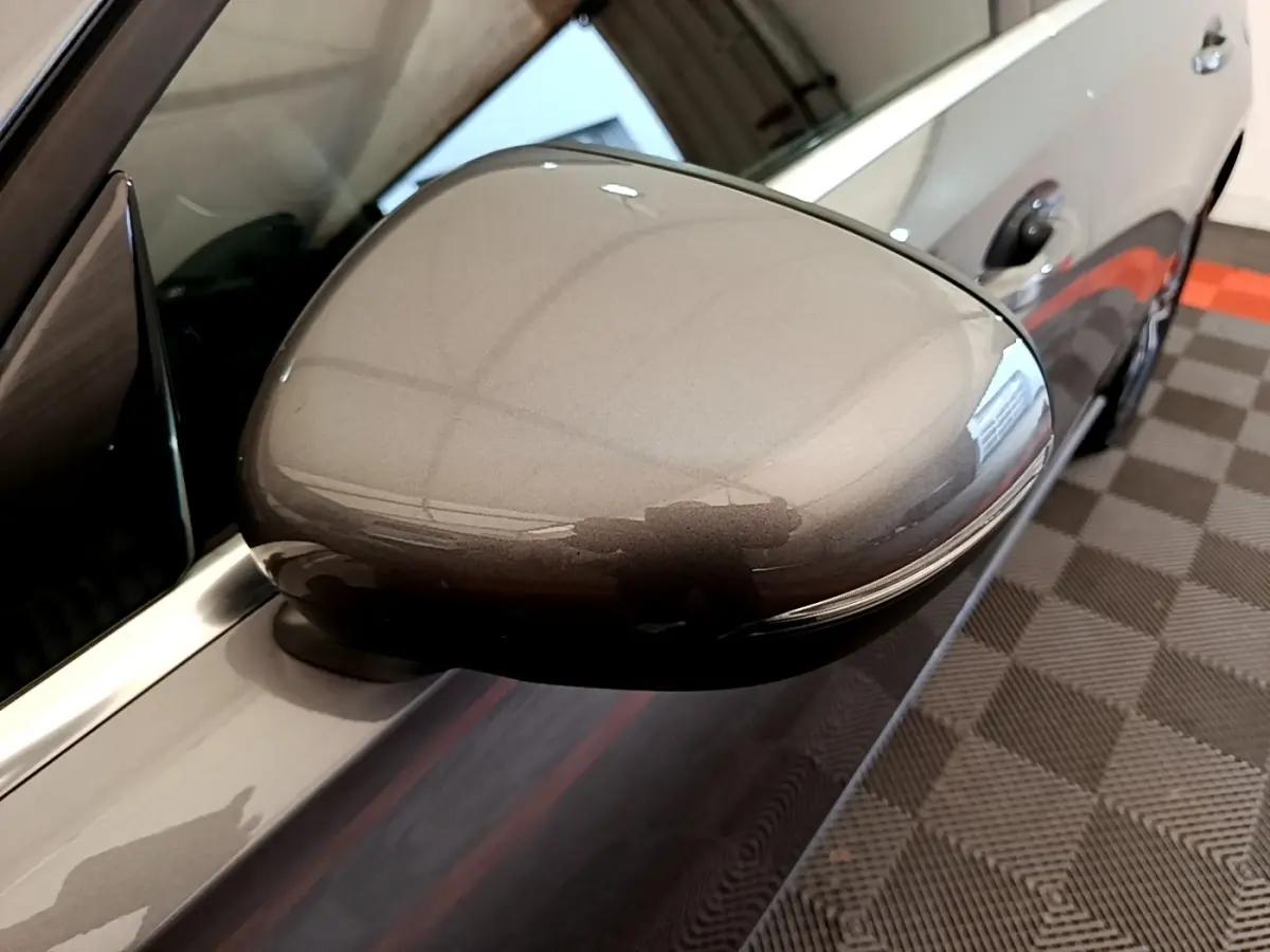 Gros plan sur le rétroviseur côté gauche gris métallisé d'une Mercedes Classe A 250 e Business Line 2020.