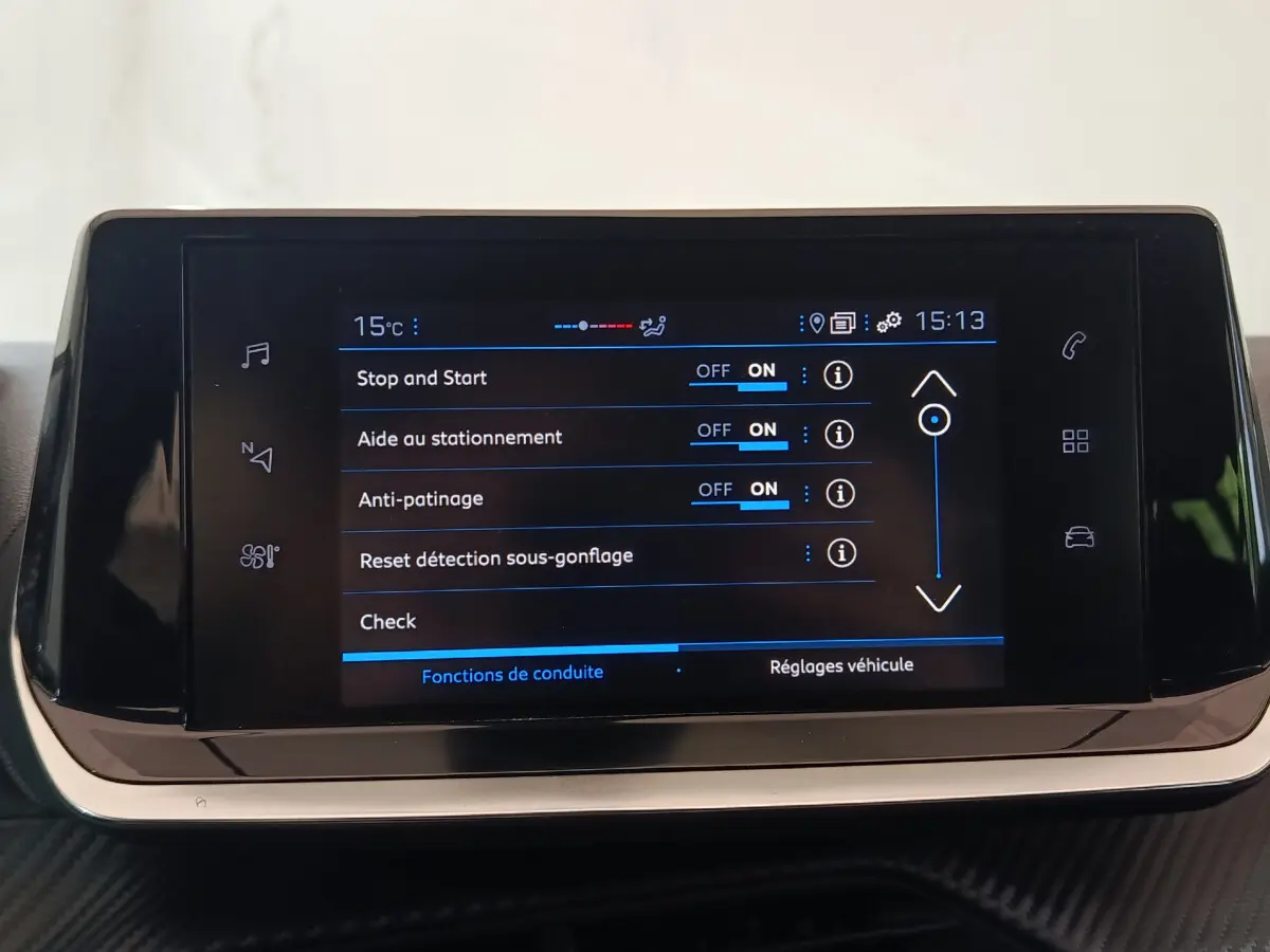 Écran tactile central de la Peugeot 208 PureTech 100 S&S Active Business affichant les réglages d'aide à la conduite.