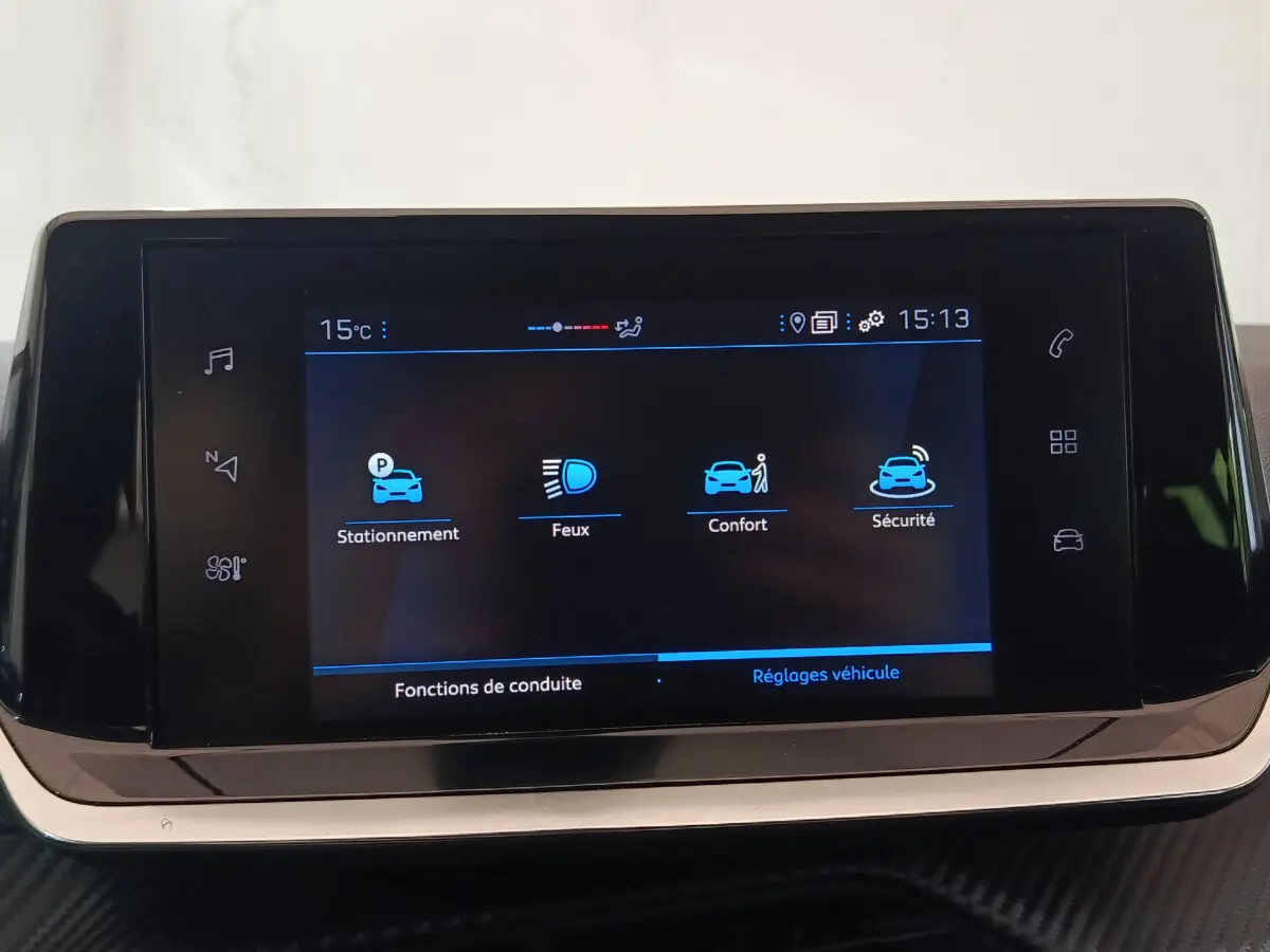 Écran tactile central de 7 pouces de la Peugeot 208 PureTech 100 blanc, affichant les réglages de conduite.