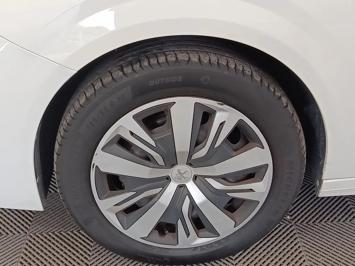 Gros plan sur la roue avant gauche blanche d'une Peugeot 208 PureTech 100 S&S Active Business 2020.