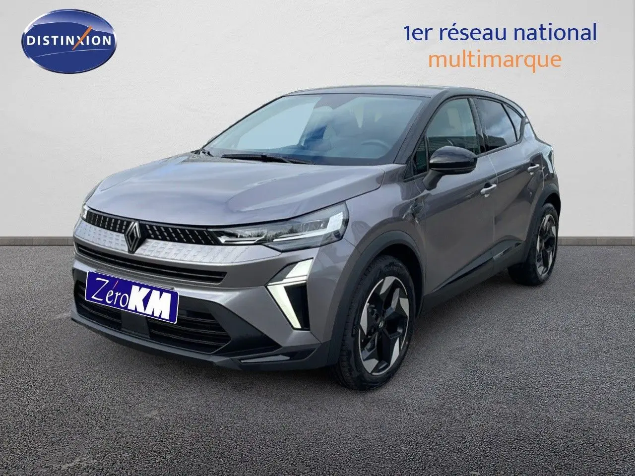 Renault Captur E-Tech gris Cassiopée métal avec toit noir, vue 3/4 avant droit soulignant ses feux LED et jantes biton.
