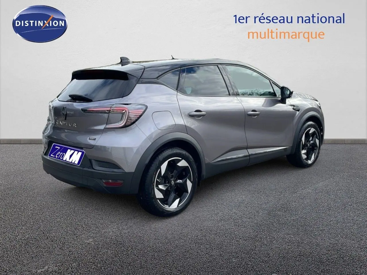 Renault Captur E-Tech hybride gris cassiopée toit noir, vue 3/4 arrière côté droit sur fond neutre.