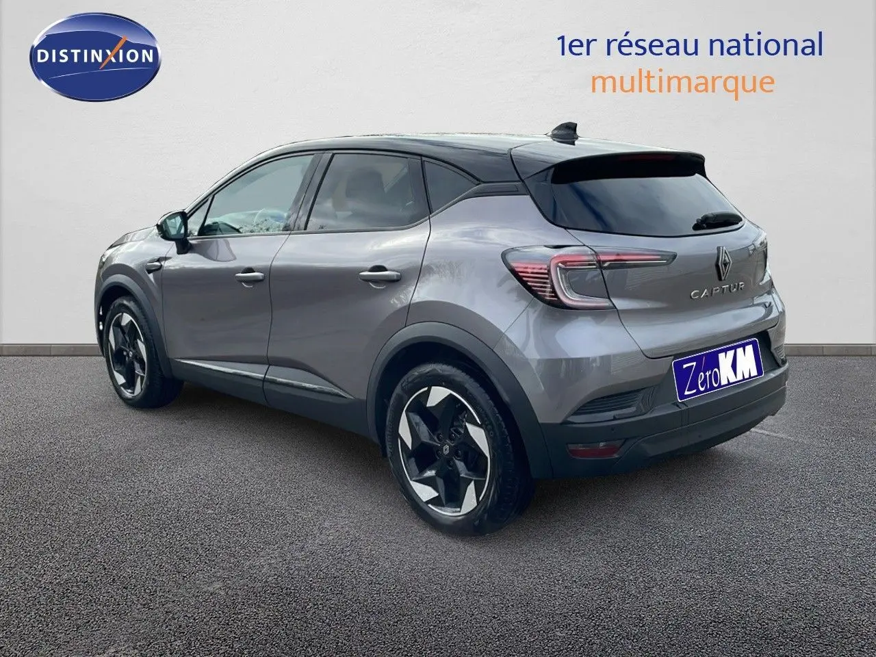 Renault Captur E-Tech hybride gris Cassiopée métal avec toit noir, vue 3/4 arrière côté gauche.