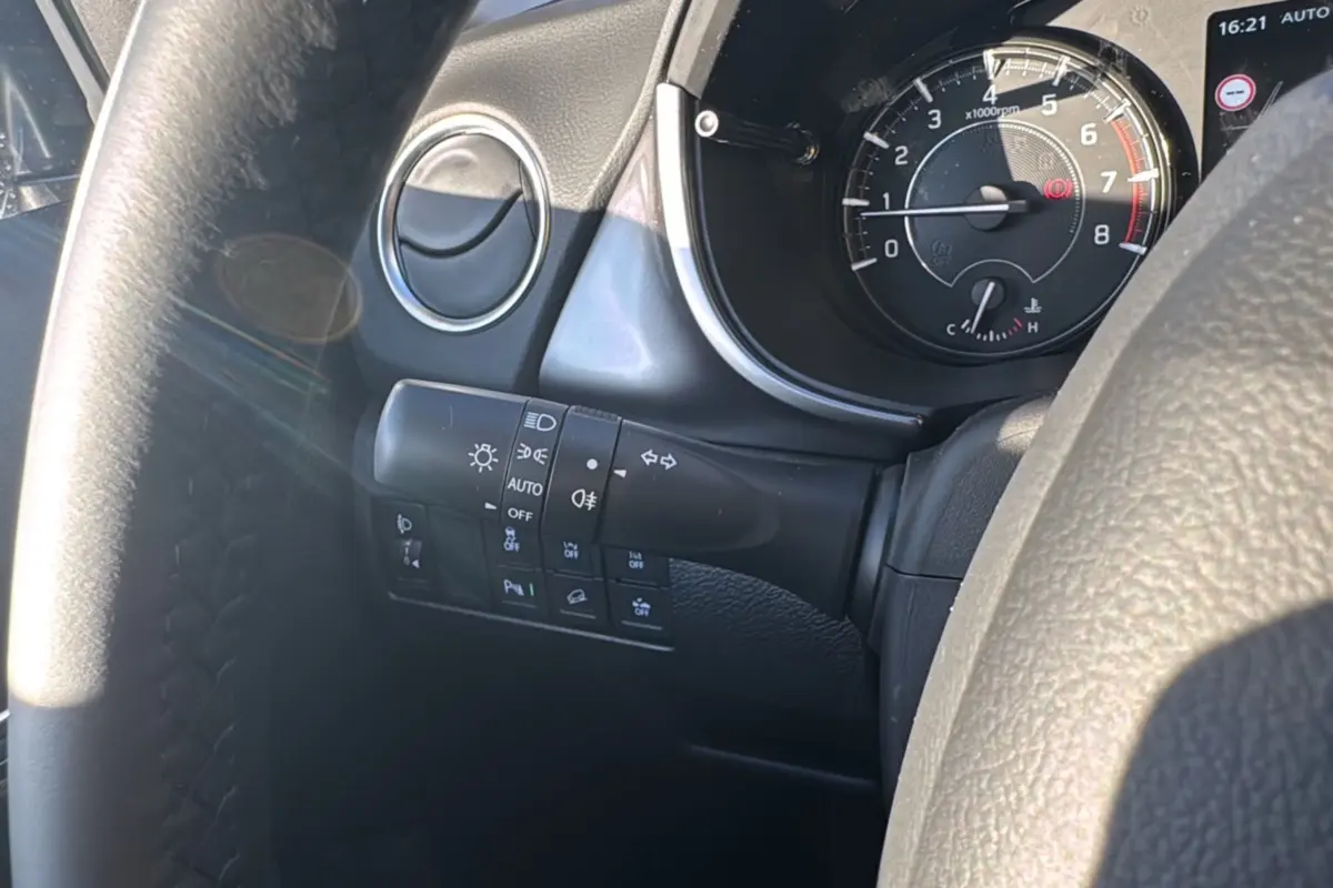 Vue rapprochée du tableau de bord côté gauche du Suzuki Vitara Hybrid 110 Privilege Allgrip 2025, avec commandes lumineuses et compte-tours.