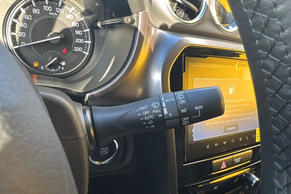 Gros plan sur le tableau de bord et la commande d'essuie-glace du Suzuki Vitara Hybrid 110 Privilege Allgrip 2025.