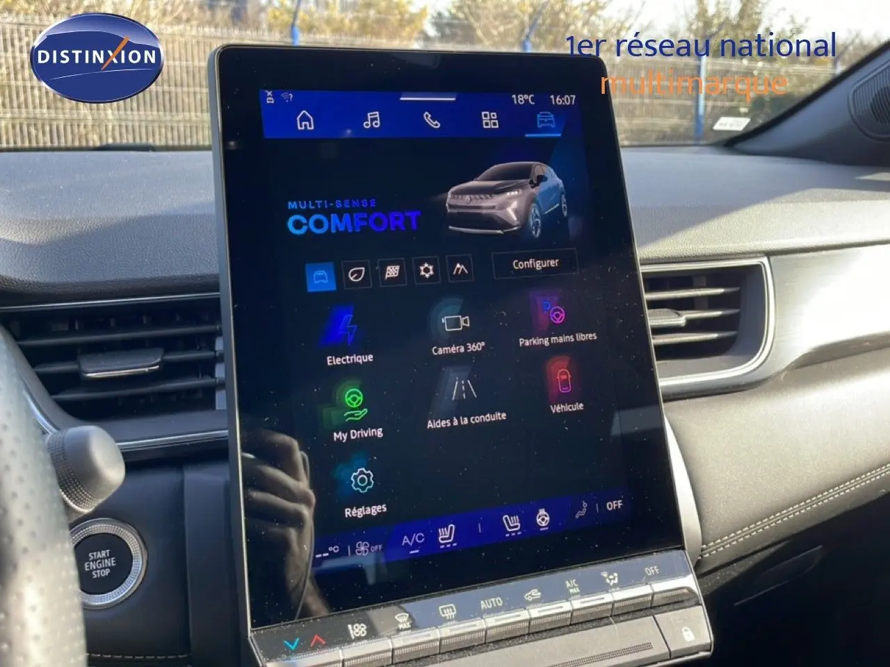 Vue intérieure du tableau de bord de la Renault Symbioz gris cassiopée, avec écran tactile central affichant les réglages de conduite.