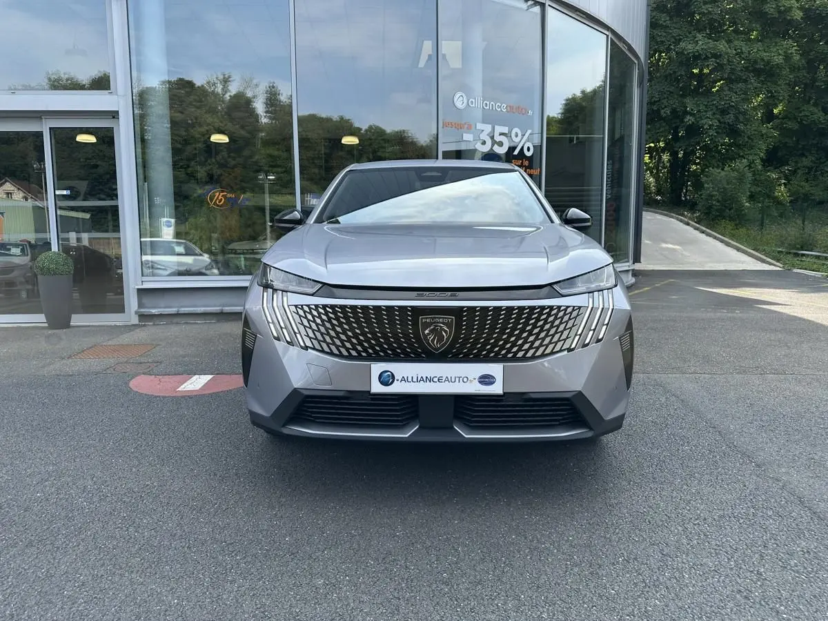 Vue frontale du Peugeot 3008 gris Artense 2024 avec calandre noire distinctive et logo lion central.