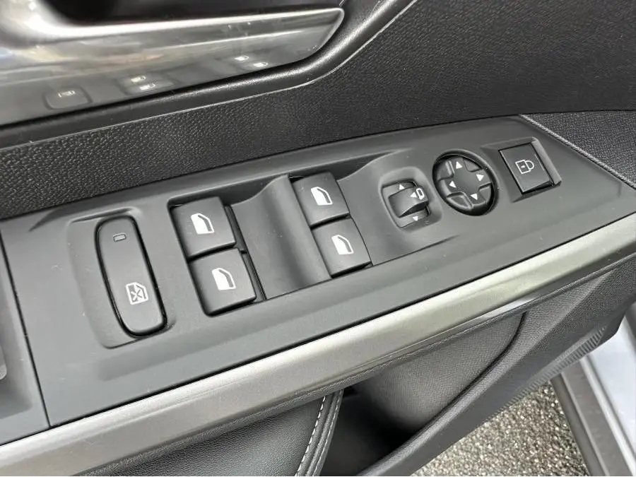 Gros plan sur les commandes des vitres et rétroviseurs côté conducteur du Peugeot 3008 2024 gris Artense.
