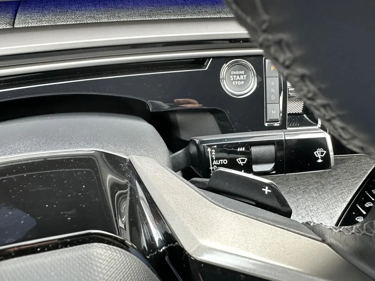 Gros plan intérieur sur la commande d’essuie-glace et bouton start/stop du Peugeot 3008 gris Artense, côté droit du volant.