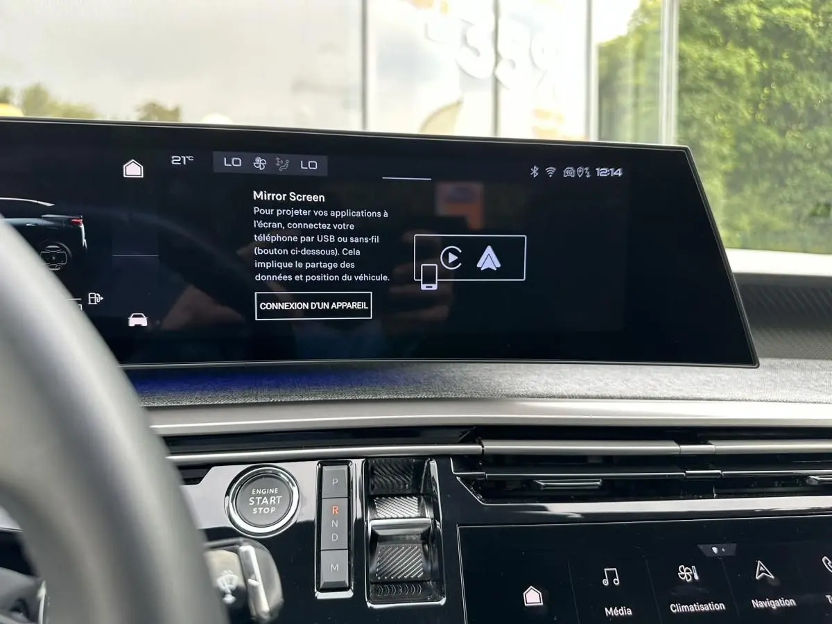 Vue intérieure du tableau de bord du Peugeot 3008 2024, écran tactile panoramique affichant Mirror Screen.