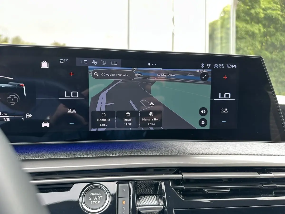 Vue rapprochée de l’écran tactile central du Peugeot 3008 2024 avec navigation active et commandes climatisation visibles.