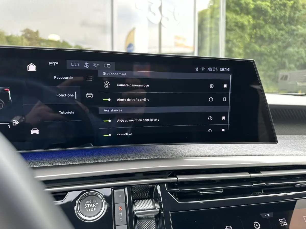 Écran tactile central du tableau de bord du Peugeot 3008 gris Artense, affichant les aides à la conduite.