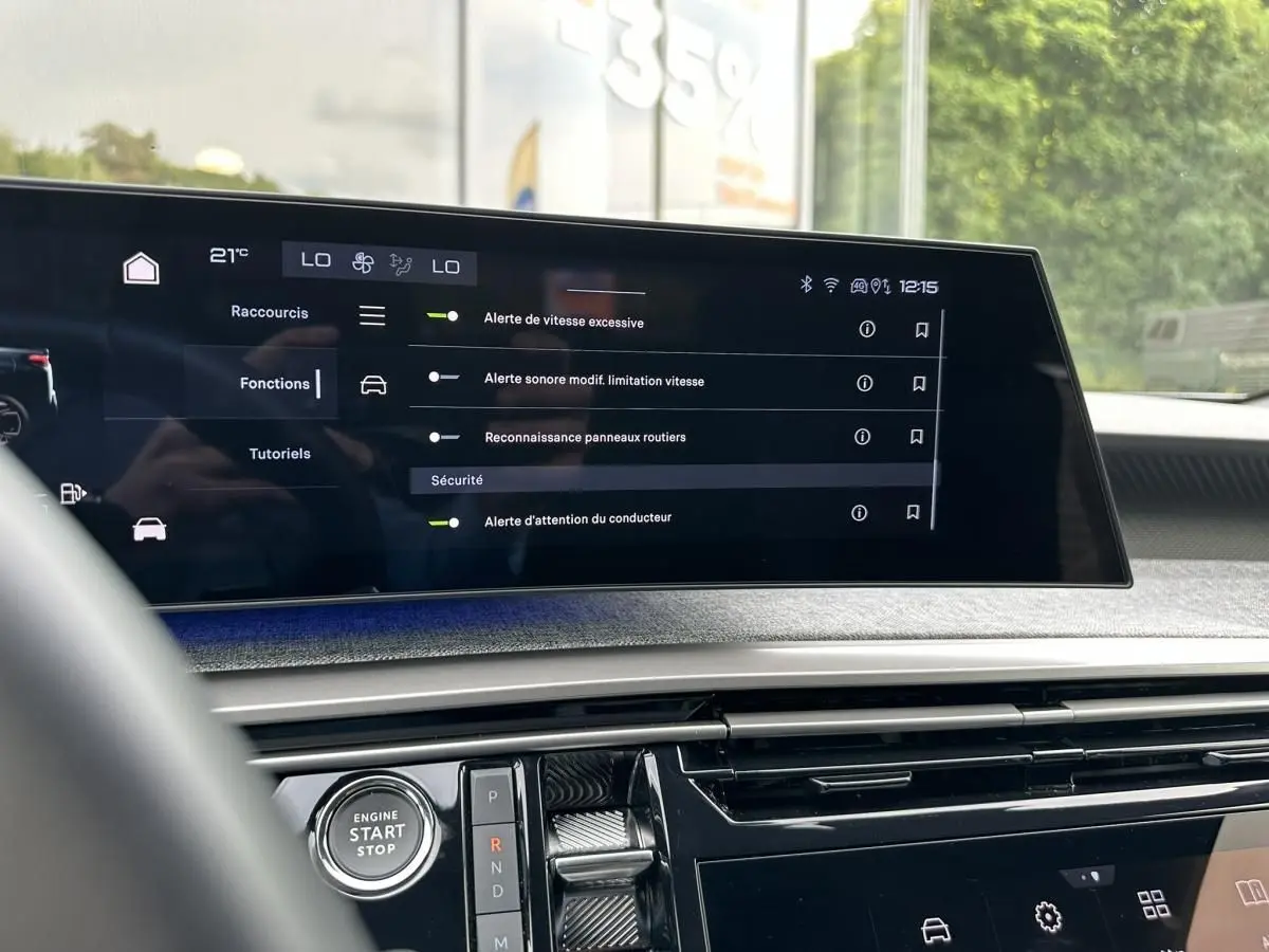 Vue intérieure du tableau de bord du Peugeot 3008 2024, écran tactile panoramique affichant les alertes de sécurité.