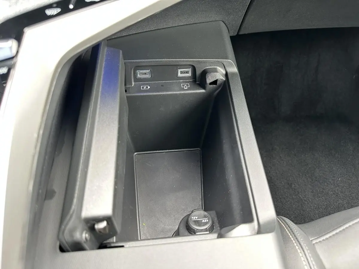 Vue rapprochée de la console centrale du Peugeot 3008 gris Artense, montrant les ports USB-C et prise 12V.