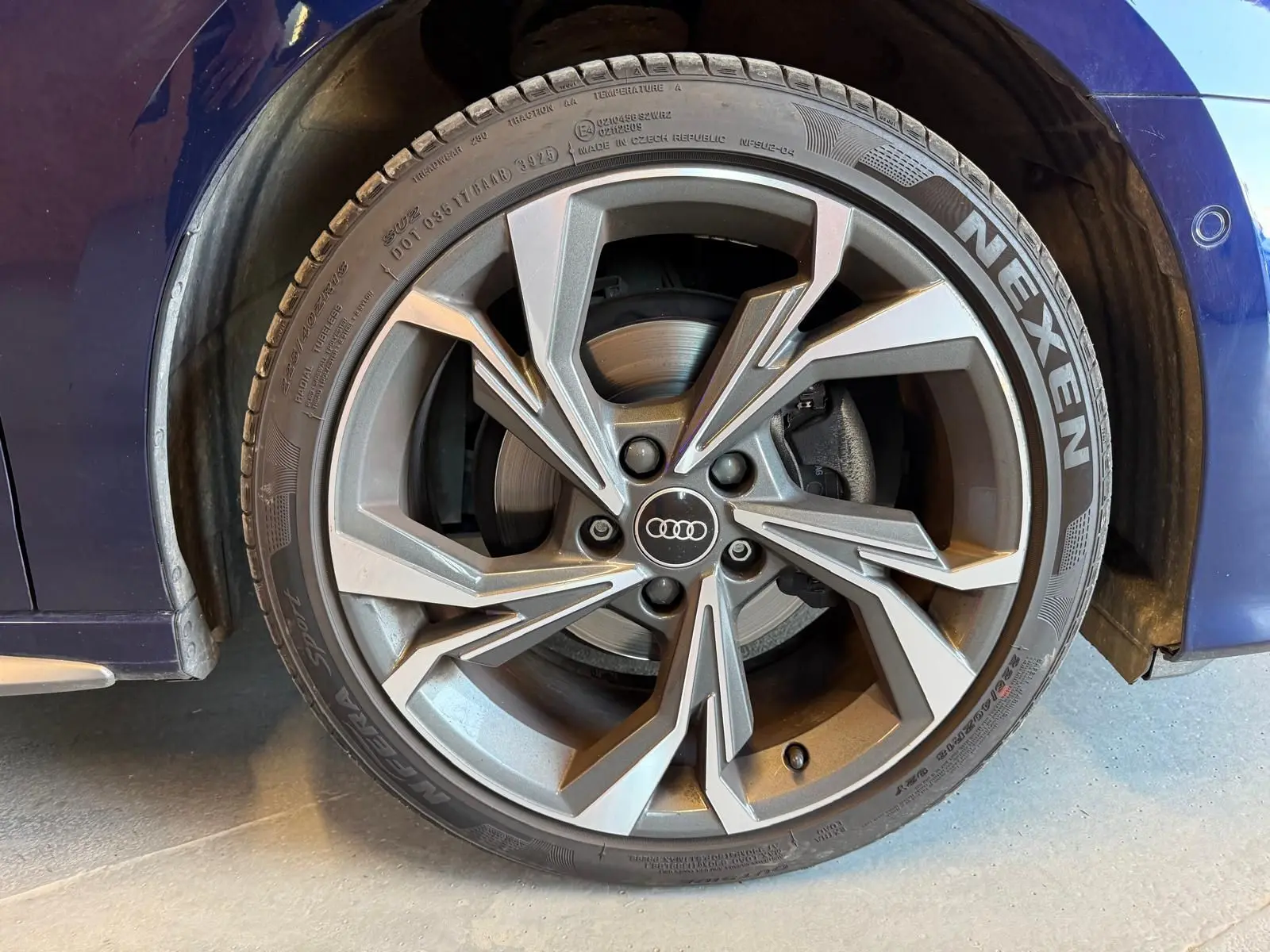 Gros plan sur la roue avant droite d’une Audi A3 bleu 2022, jante alliage S-Line au design moderne et pneu Nexen.