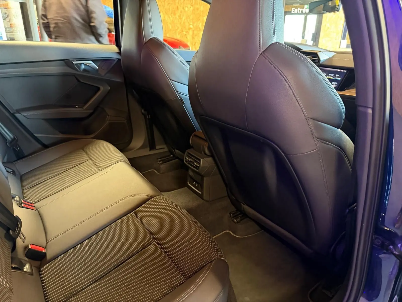 Vue intérieure arrière côté droit d’une Audi A3 2.0 TDI S-Line bleu, montrant les sièges noirs en tissu et cuir.