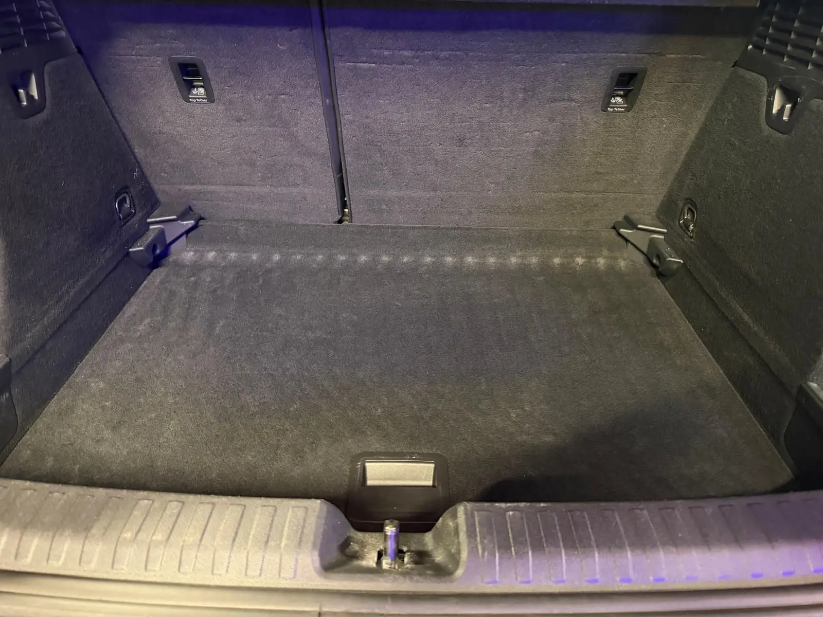 Vue intérieure du coffre spacieux et propre de l'Audi A3 2.0 TDI 150 S-Tronic S-Line, finition noire.