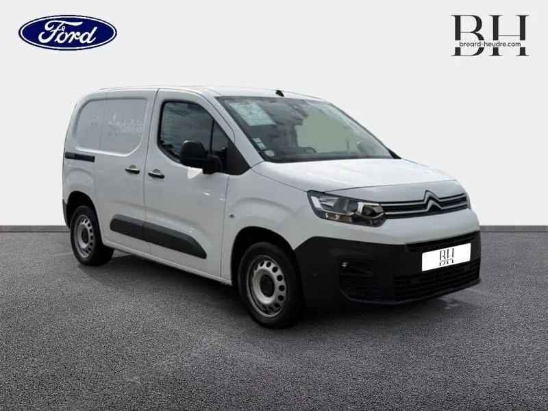 Vue 3/4 avant droit d'un Citroën Berlingo Fourgon blanc Banquise avec portes latérales et pare-chocs noirs.